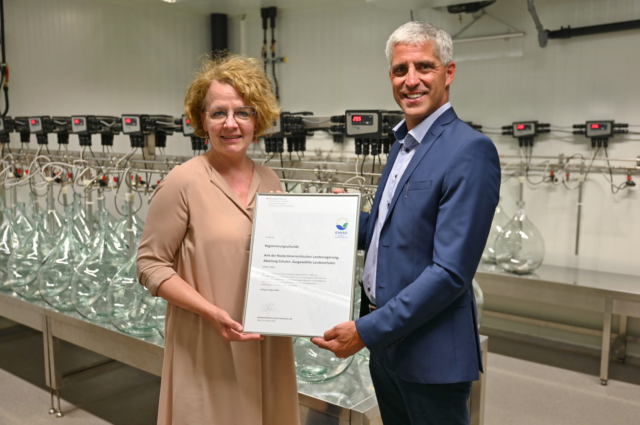 Foto (v.l.n.r.): Bildungs-Landesrätin Christiane Teschl-Hofmeister und Direktor Dieter Faltl mit dem EMAS-Zertifikat in der Mikrovinifikations-Anlage
Foto Copyright: Jürgen Mück